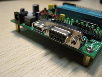 接口齊全，從左到右分別是：外接電源、USB供電口、RS232串口