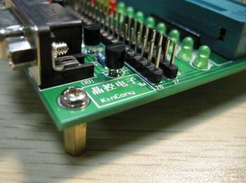 PCB四周的固定螺柱，讓PCB底層避免被金屬物碰到短路的現(xiàn)象