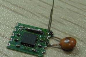 首先，我們給模塊焊上電源的濾波電容，瓷片104