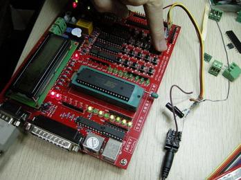 用按鍵調整收音頻率，1602液晶顯示屏來顯示實時頻率值