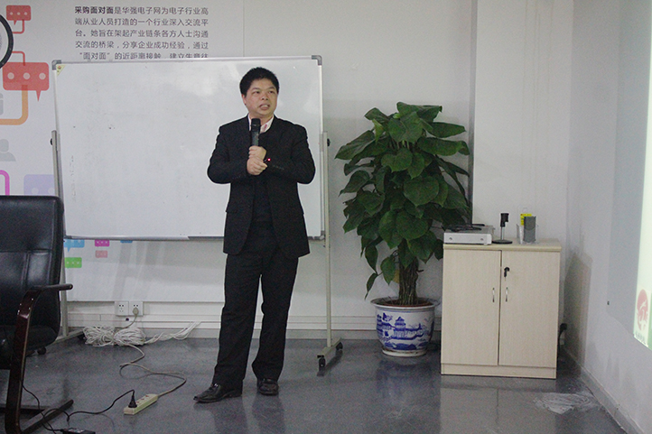 在智慧家庭論壇中龍俐智能科技研發(fā)總監(jiān)唐石平先生為觀眾們演講。