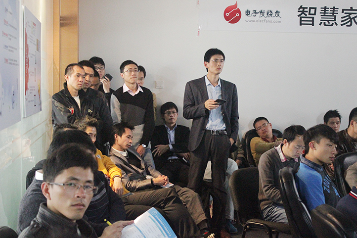 沒有座位了，堅(jiān)持站著聽演講的觀眾們。