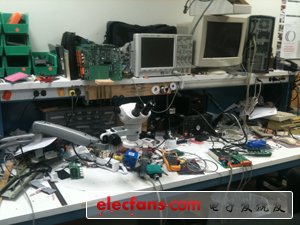 前面一張是我的辦公桌全景，后面一張是我的工作臺。不是很整潔哈！