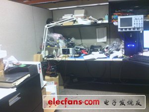 這是我的工作間，我最近整理了一下。你應(yīng)該注意到了放電腦上面的那個(gè)LeCroy示波器