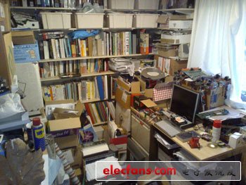 　　第二張照片中轉(zhuǎn)過身來我看到的是一堆電子零部件、參考書、數(shù)據(jù)手冊以及一些正在進(jìn)行的電子項(xiàng)目。