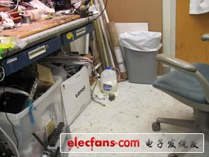 　　看到這些照片的時候，想起那些回憶，我忍不住狂笑。這個地方不僅是個辦公室，還是食品儲藏室、濕鞋柜、急救站、垃圾場… 想想我真的夠亂啊，當時真應該多拍點照片的。