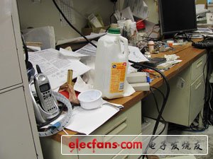 　　看到這些照片的時候，想起那些回憶，我忍不住狂笑。這個地方不僅是個辦公室，還是食品儲藏室、濕鞋柜、急救站、垃圾場… 想想我真的夠亂啊，當時真應該多拍點照片的。