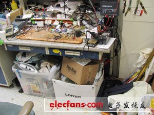 　　看到這些照片的時候，想起那些回憶，我忍不住狂笑。這個地方不僅是個辦公室，還是食品儲藏室、濕鞋柜、急救站、垃圾場… 想想我真的夠亂啊，當時真應該多拍點照片的。