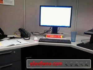　　斯巴達式的簡潔：兩臺電腦、水、電話和筆記本。