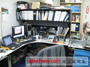 　　正如你看到的，所有需要的工具都觸手可及，電腦、調試器、計算器、萬用表、硬件、以及咖啡。。很多很多的咖啡。