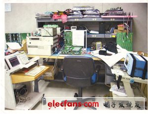 　　這還不算太亂，不過這張照片顯示了一種方法來解決一個永恒的問題：“東西太多，工作臺不夠用。”