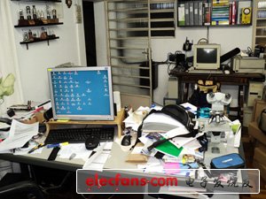 　　圖片中是我的工作臺(tái)和“設(shè)計(jì)室”。測試中的設(shè)備是一個(gè)數(shù)字電視調(diào)制器。