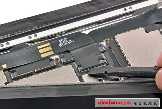 拆開(kāi)顯示屏與觸摸屏之間的膠帶。在iPad 2和iPad 3中，顯示屏的連接器是不同的，也就是說(shuō)兩款產(chǎn)品的顯示屏不兼容