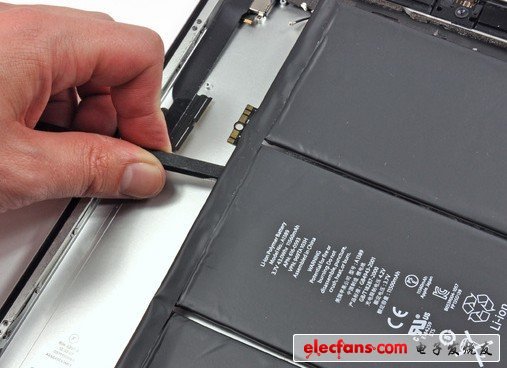 iPad 3的電池很大。iPad 2用的是25瓦時(shí)鋰電池，而iPad 3升級(jí)到了42.5瓦時(shí)