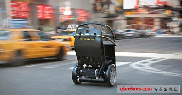 行人運(yùn)載電動(dòng)車賽格威斯號(hào)，一款兩輪行駛的自平衡小車誕生于10年前