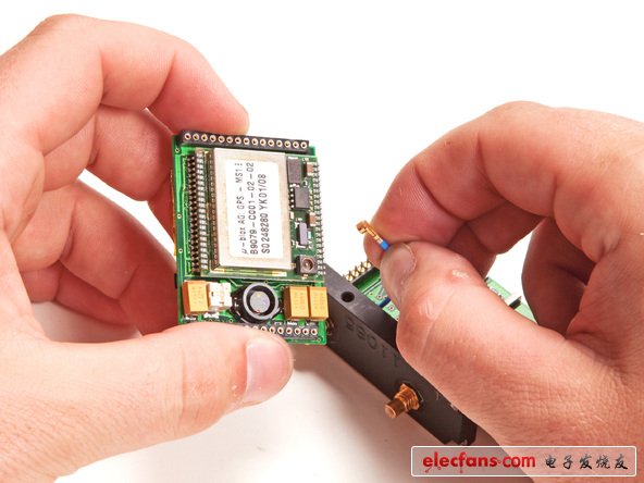 當我們拆開GPS電路板模塊后，可以更清楚的看到內(nèi)部元器件構(gòu)成的細節(jié)