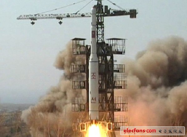圖為朝鮮于周四發(fā)射升空的Unha-3火箭，火箭只按照原計劃飛行4分鐘隨之解體
