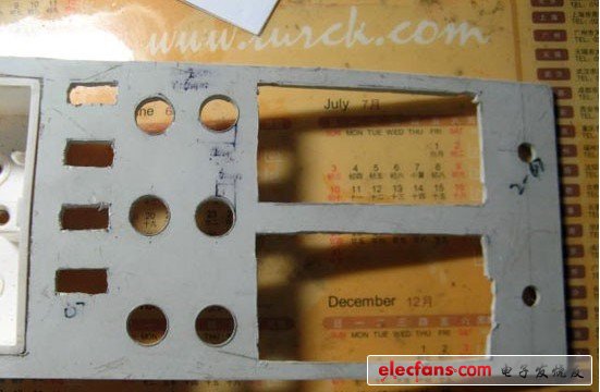 使用502瞬間強(qiáng)力膠把底座固定好，粘牢
