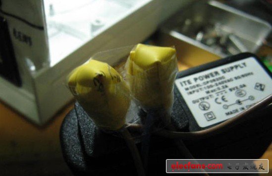 將兩個5V電源的輸入端并聯(lián)。左邊的是5V2A，給USB母座供電