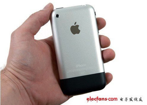 以上是iPhone的背面。當(dāng)我們想拆掉SIM卡的時(shí)候，可以在卡槽頂部用一個(gè)曲別針用力把卡弄出來