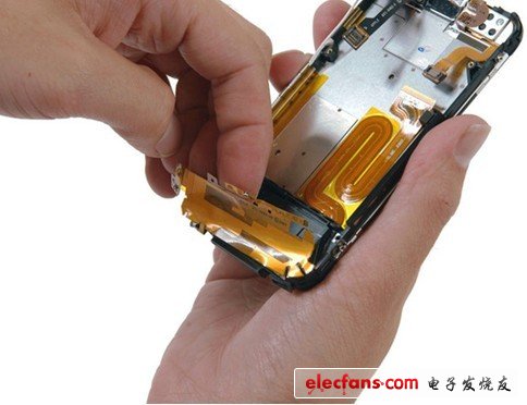 從黑色的大塑料上撕下天線覆蓋薄片，這時(shí)你可以看到為什么iPhone背部下端有一部分是黑色的了，這一整個(gè)區(qū)域都被天線包圍