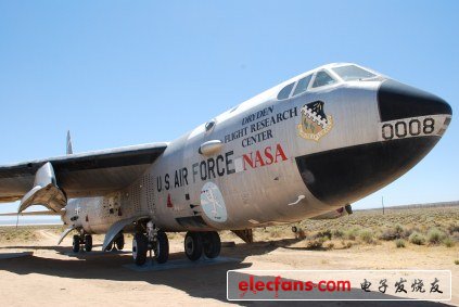 NASA 5-52：上圖是U.S. Air Force/NASA B-52，這是用來為一系列裝有火箭發(fā)動機的航天器進行墜落測試的