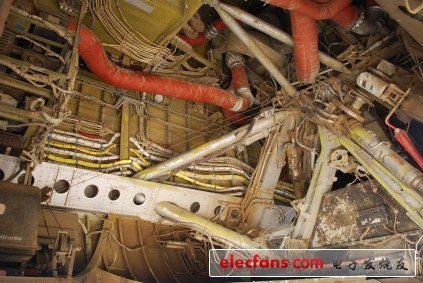B52的“內(nèi)臟“：B52的內(nèi)部，如圖所示，看到了在前起落架下面的八引擎戰(zhàn)略轟炸機(jī)