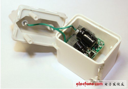 我買的那臺(tái)無(wú)牌充電器不考慮其歐洲標(biāo)準(zhǔn)的插頭，其長(zhǎng)度還超過(guò)一英寸