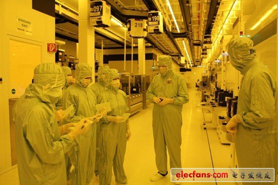 德國的記者團(tuán)，聆聽和記錄集成電路制作的復(fù)雜性