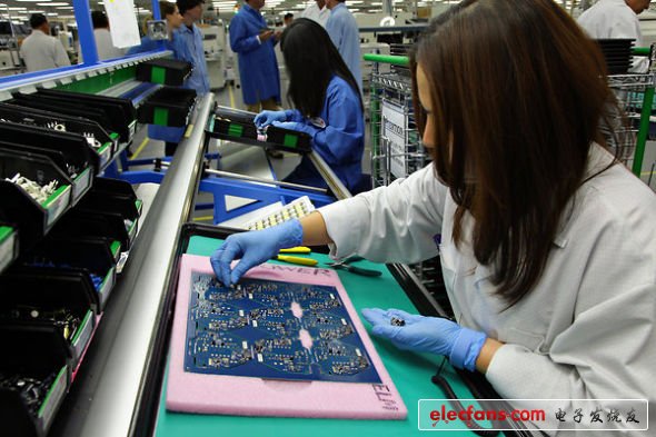 工廠的另一半是常常的流水線，工人在這里完成組裝