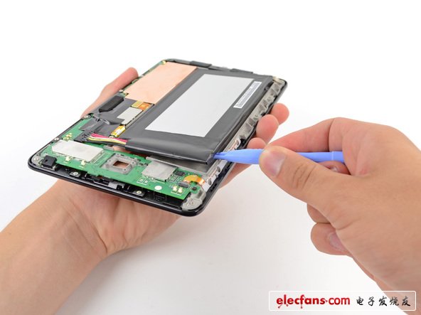從上圖也可以看出，谷歌Nexus 7強(qiáng)大的4326 mAh， 16 Wh電池，在LTE環(huán)境下最大續(xù)航能力達(dá)到9:37小時(shí)