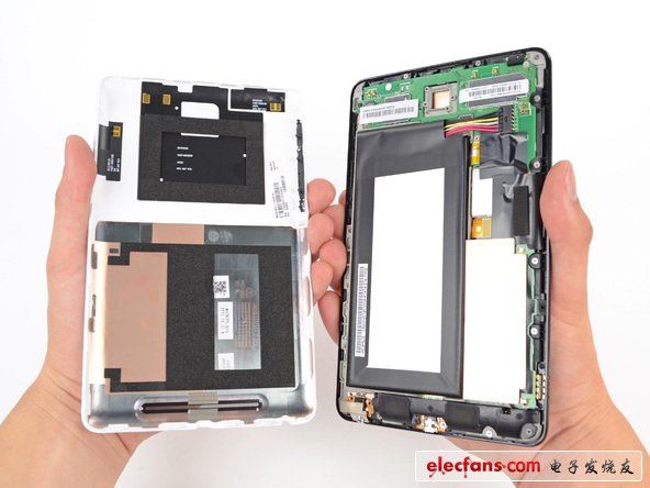 終于拆開谷歌Nexus 7的外殼，可以看到：GPS ANT V2.0 2012/04/20；NFC ANT V2.0 2012/05/09；WIFI ANT V3.0 2012/05/25?？梢圆聹y，這些天線是由某廠商產(chǎn)于4或5月份