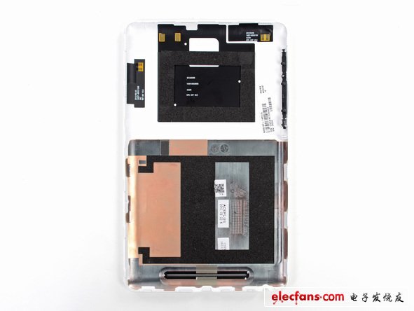 終于拆開谷歌Nexus 7的外殼，可以看到：GPS ANT V2.0 2012/04/20；NFC ANT V2.0 2012/05/09；WIFI ANT V3.0 2012/05/25。可以猜測，這些天線是由某廠商產(chǎn)于4或5月份