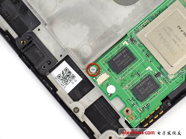 拆下Nexus 7 的主板可以看到，PCB電路板堆放著 1 GB Hynix H5TC2G83CFR DDR3 RAM，還有和 MacBook Pro Retina相同的功能模塊