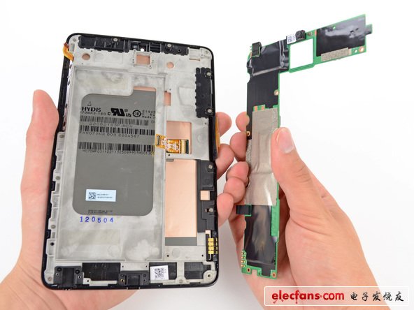 拆下Nexus 7 的主板可以看到，PCB電路板堆放著 1 GB Hynix H5TC2G83CFR DDR3 RAM，還有和 MacBook Pro Retina相同的功能模塊