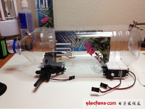 我用Arduino Ubo開發(fā)板來造這個機器人是因為對這個小工程來說，它是一個很棒的微控制器