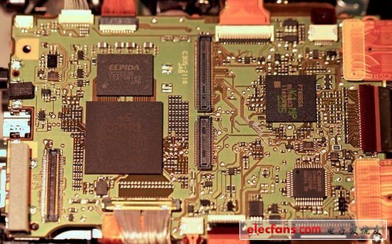 5D III主板全貌。DIGIC 5+處理器很大，它上面的芯片是DRAM