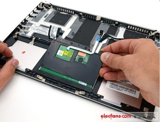 就好像帶有RETINA顯示的Macbook pro一樣，Zenbook的觸摸板安裝在電池地底下