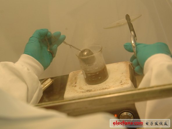 去除外層封裝。處理器浸漬在含有硅的酸溶解陶瓷封裝中。使用適當濃度的呈酸性類型的陶瓷封裝是至關重要的