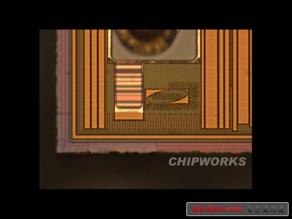  三星1 Gb 移動DDR SDRAM （x2）。這就是A4處理器內的DRAM，很輕易的看到上圖中有三星的logo在