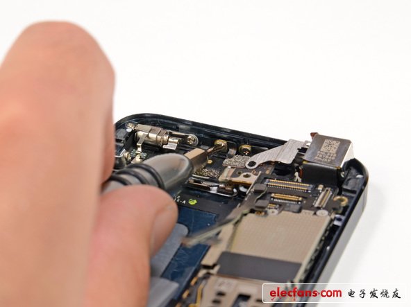 拆開(kāi)iPhone 5內(nèi)部金屬與金屬接觸的部位。