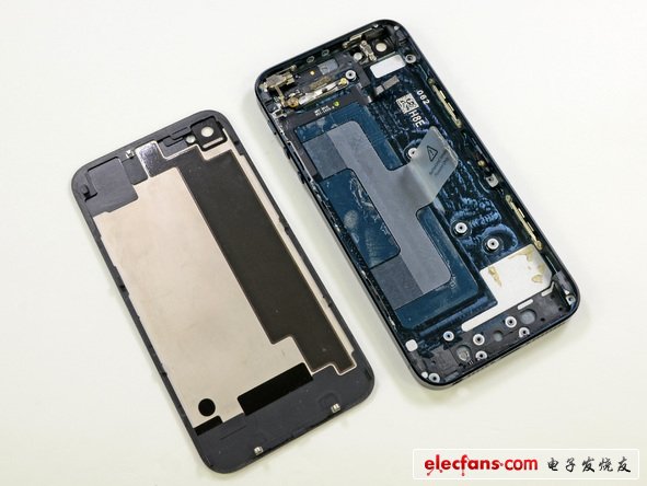 盡管在iphone5的機(jī)殼上還有一些元器件在，但是還是非常的輕