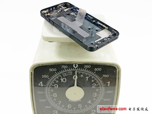 盡管在iphone5的機(jī)殼上還有一些元器件在，但是還是非常的輕