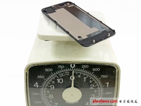 盡管在iphone5的機(jī)殼上還有一些元器件在，但是還是非常的輕