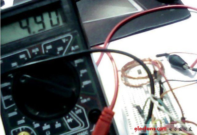 　5V供電，接收的電壓4.9V（如果調(diào)節(jié)可調(diào)電阻的話可以更高。）：