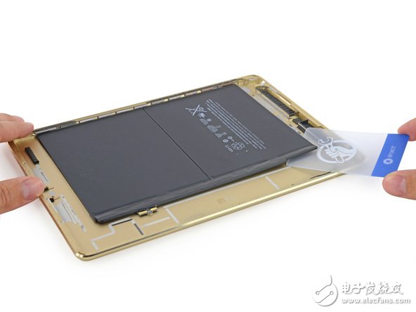電池方面，由于機(jī)身更薄，電池容量下降到了 27.62 Wh，上代 iPad Air 為 32.9Wh，蘋果稱 iPad Air 2 仍然有 10 小時的待機(jī)時間。