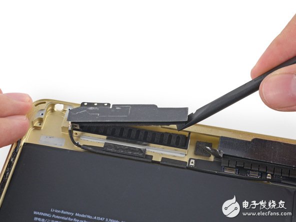 Wi-Fi 模塊的天線被移到了機(jī)身的頂部，之前的產(chǎn)品中，天線是在底部邊緣處。