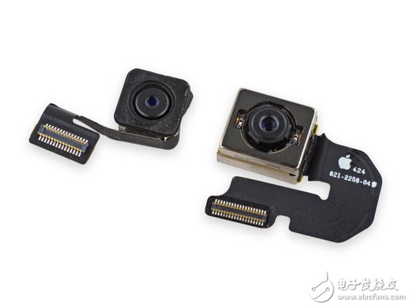 接下來是兩個攝像頭。800 萬像素的攝像頭比 iPhone 6 Plus 的要小一些，但是相比上一代 iPad Air，它已經(jīng)有了極大的飛躍。