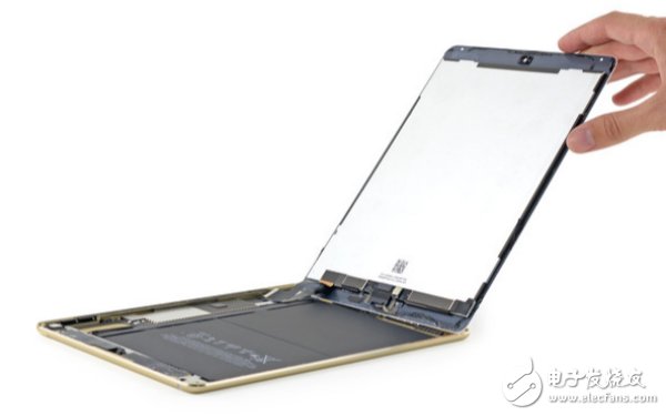 iPad Air 2 成為了“全球最薄的平板”，The Verge 評價說它“薄得像塊屏幕”。拆機(jī)大神 iFixit 將它大卸八塊，來看看這個機(jī)身中隱藏了什么。