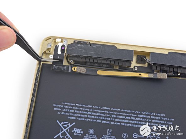 iPad Air 2 的環(huán)境光傳感器被分為兩個，其中一個位于耳機(jī)插孔處。這有可能是為了提高感應(yīng)器的準(zhǔn)確性。